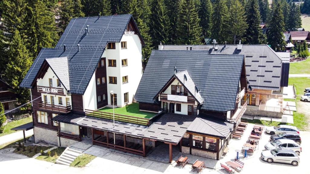 弗拉西克Hotel Villa Ugar Vlašić的屋顶房屋的空中景致