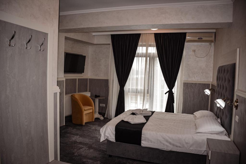 康斯坦察Golden Rose Residence的酒店客房设有床和窗户。