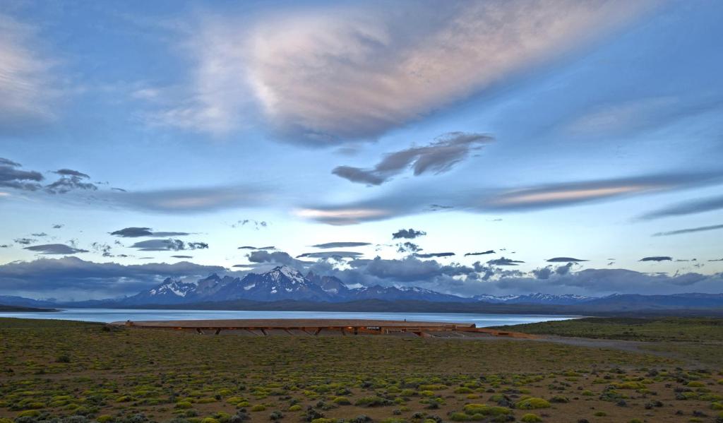 百内三塔Tierra Patagonia的云天在水体上,有山