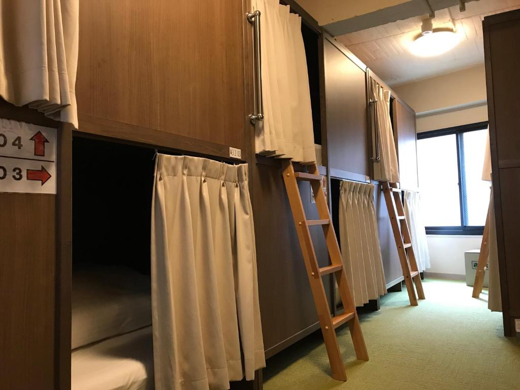 东京东京板桥宿旅馆的客房设有两张双层床和梯子