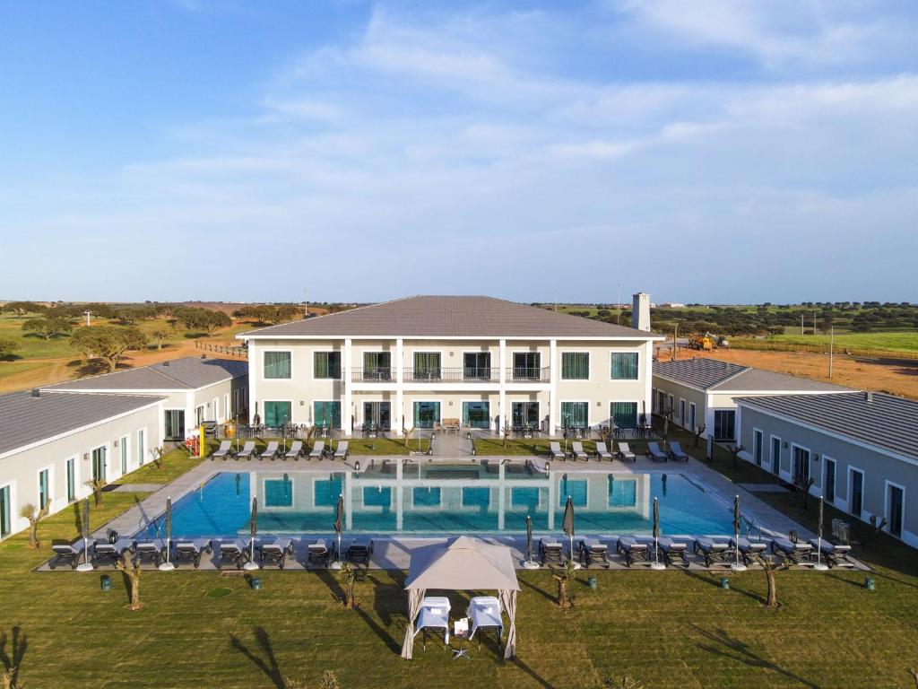 阿尔贝诺阿Vila Gale Collection Monte do Vilar的享有带游泳池的大房子的空中景致