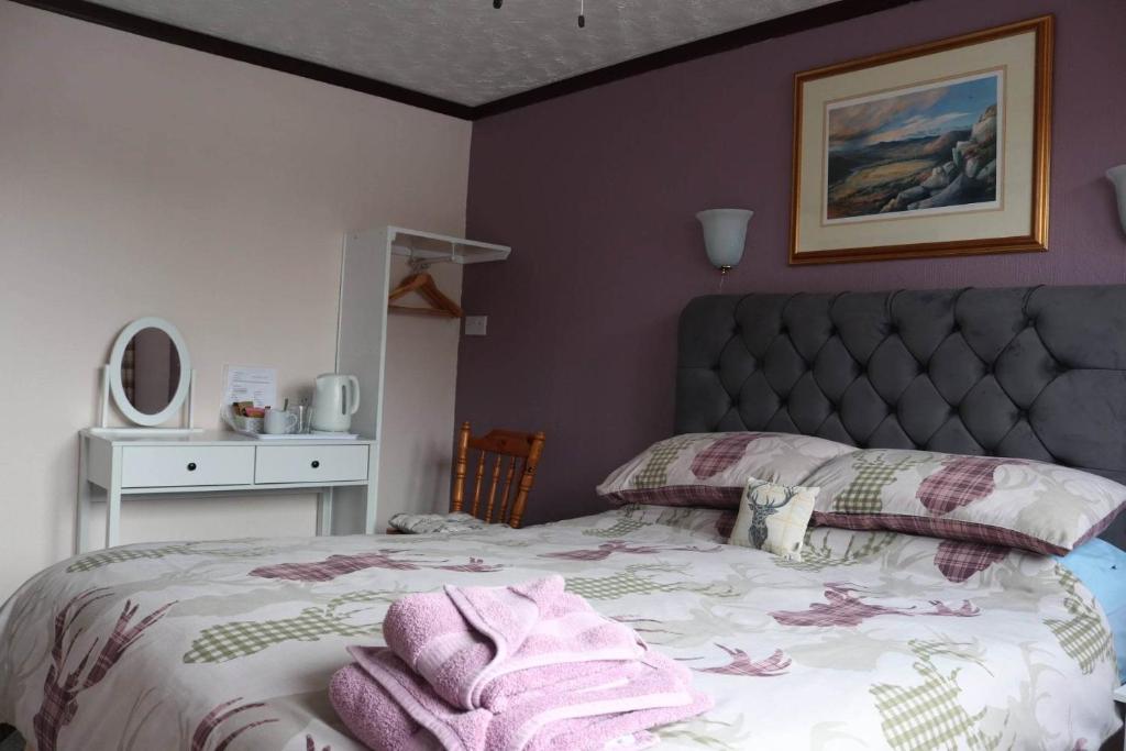 巴拉特Celicall的一间卧室配有带粉红色毛巾的床