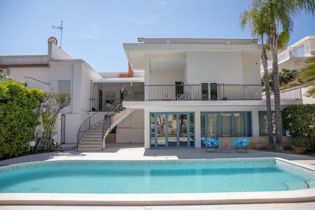 拉古萨码头Villa Ravanica的房屋前有游泳池的房子