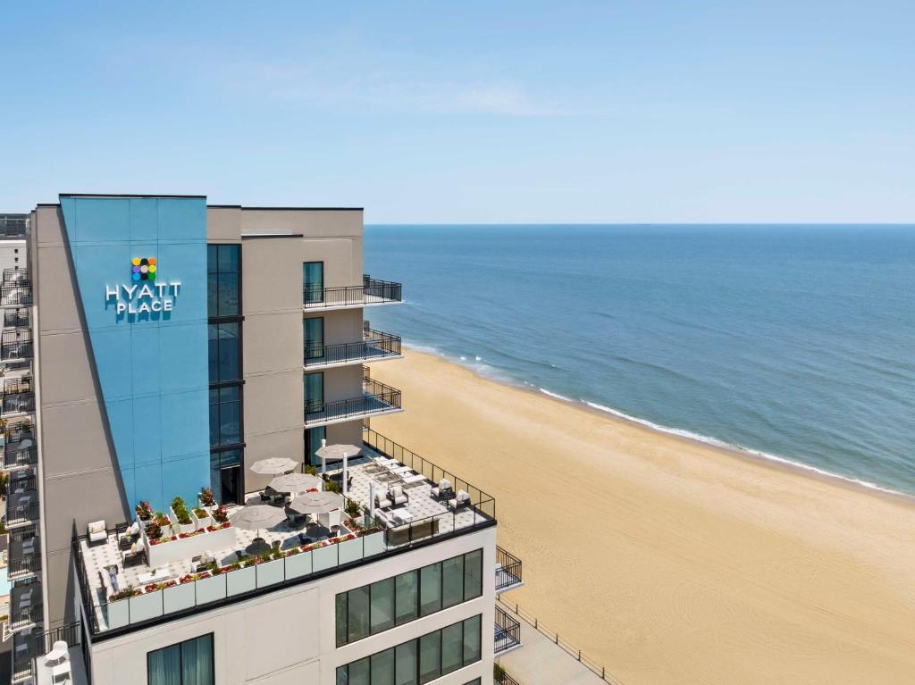 弗吉尼亚海滩Hyatt Place Virginia Beach Oceanfront的享有酒店和海滩的景致。