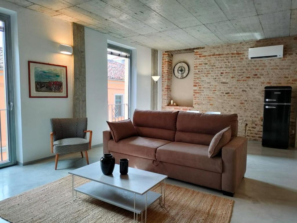 阿斯蒂Centro Storico Recinto dei Nobili 1 - private parking的客厅配有棕色沙发和桌子