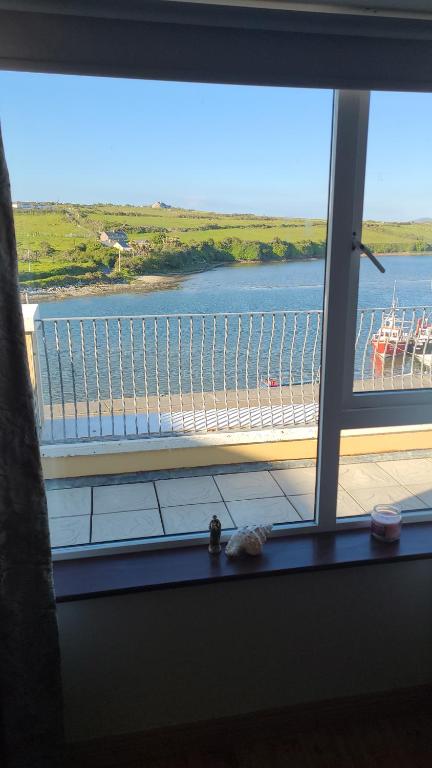 贝尔马利特Broadhaven Bay Apartment的享有大片水景的窗户