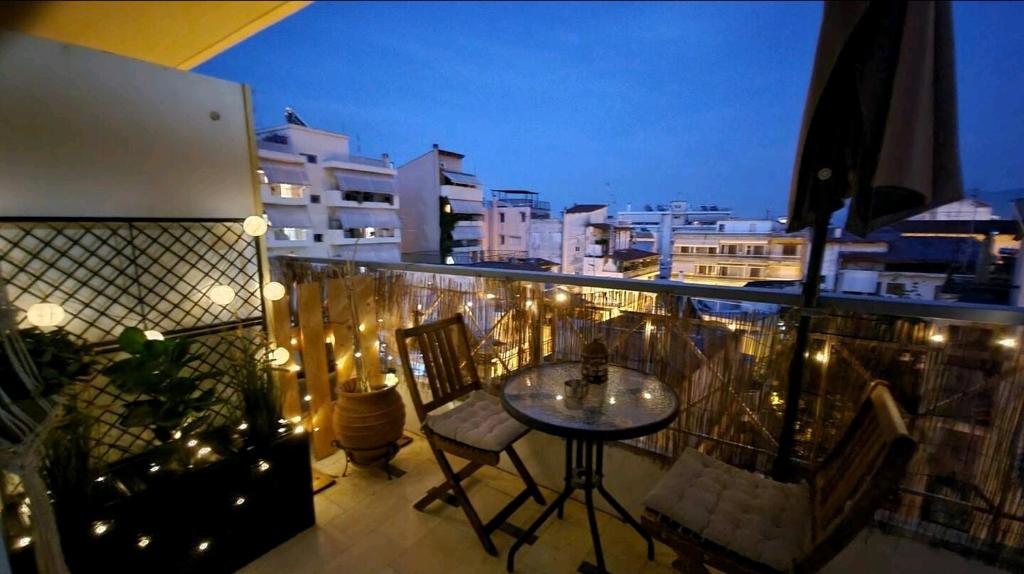 拉米亚Lamia - Premium apartment的阳台配有桌椅和灯