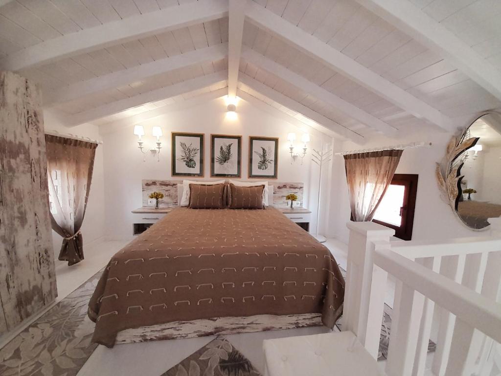 圣尼古拉奥斯AGORA LUXURY LOFT的一间白色客房内配有一张大床的卧室