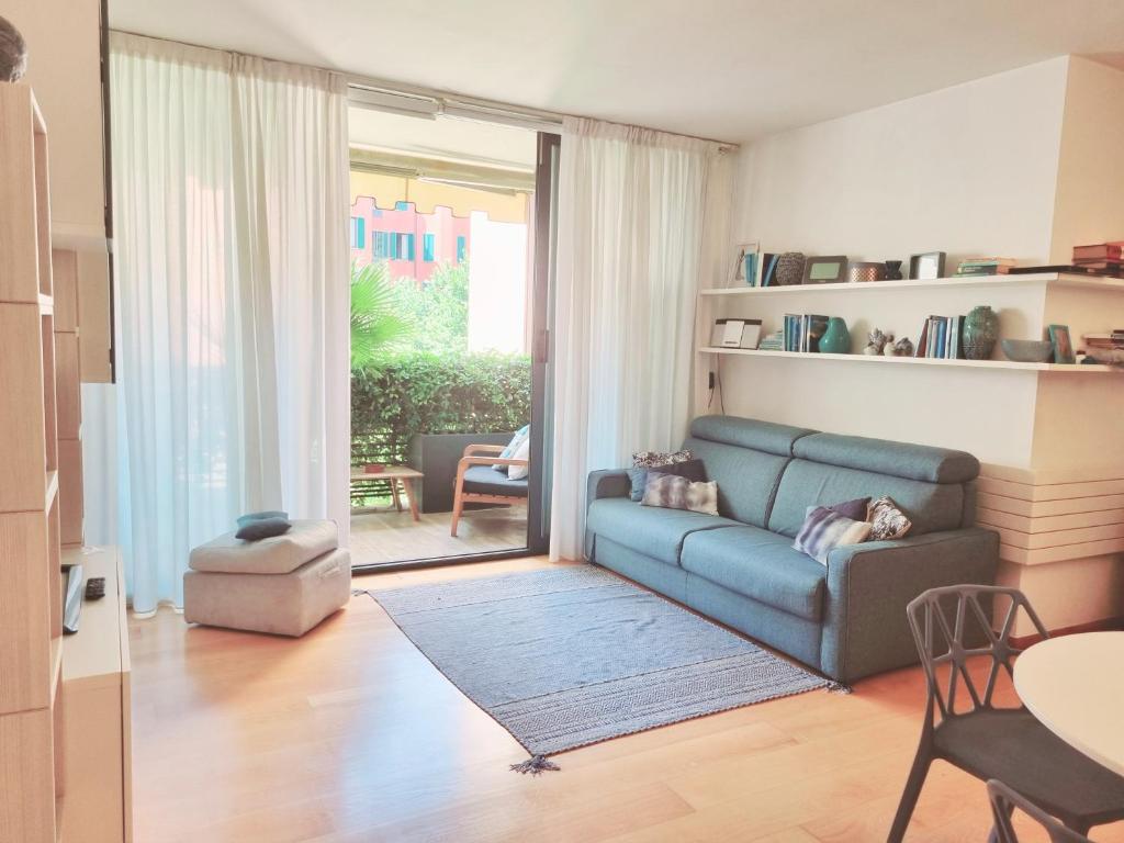 米兰Madeleine apartments - Appartamento di charme的客厅配有沙发和桌子