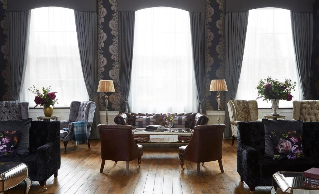 伦敦The Westbridge Hotel Stratford的带沙发和桌椅的客厅