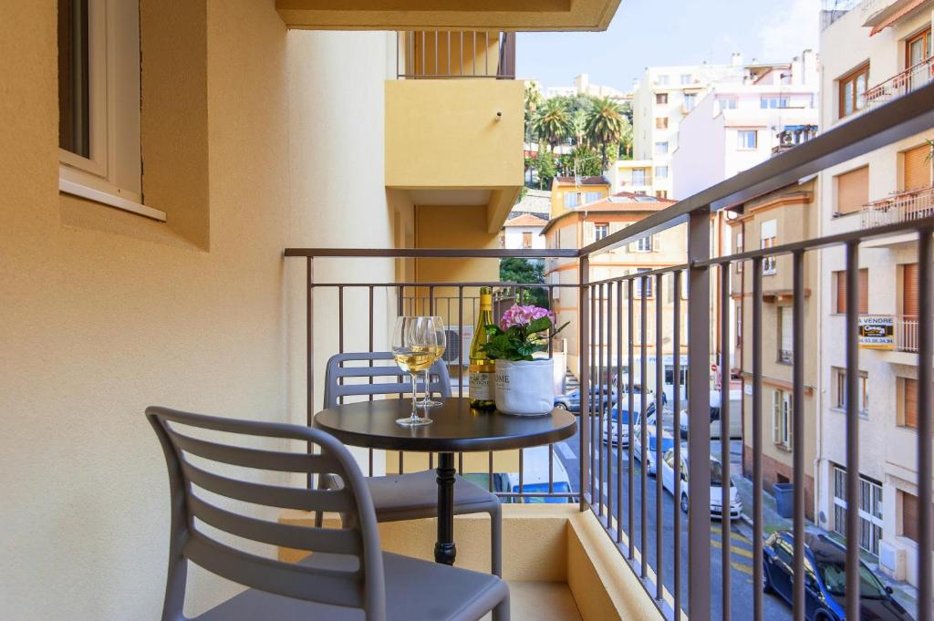 尼斯塞拉费纳别墅公寓的阳台配有桌椅和窗户。