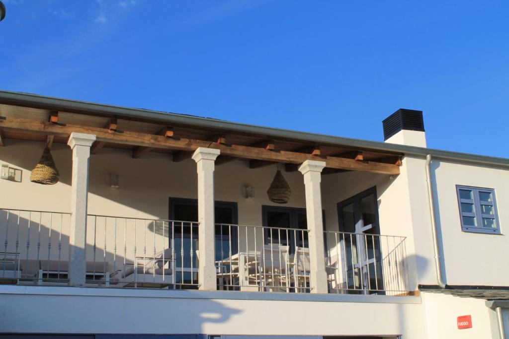 欧特瑞奥德瑞CASAS DA FORTALEZA Casa da Solaina的房屋设有带桌椅的阳台