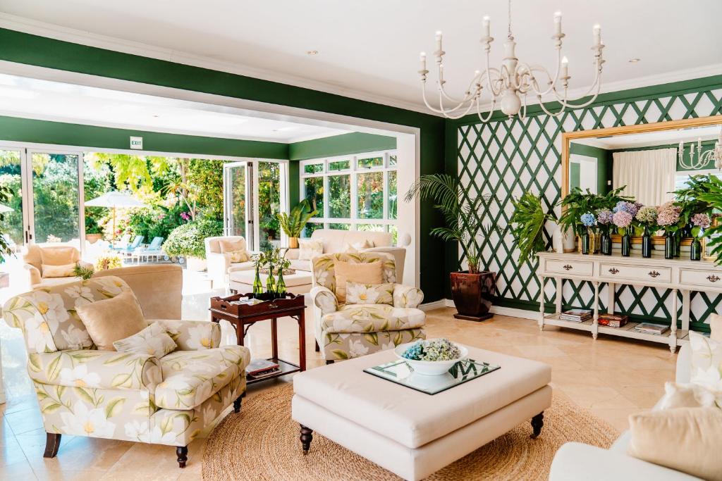 开普敦Last Word Constantia的客厅配有白色家具和绿色墙壁。