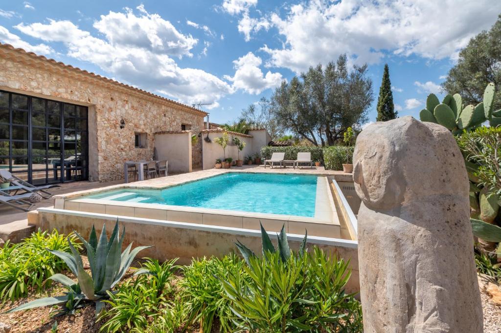 科斯提克斯Casa Cascada的庭院内带游泳池的别墅