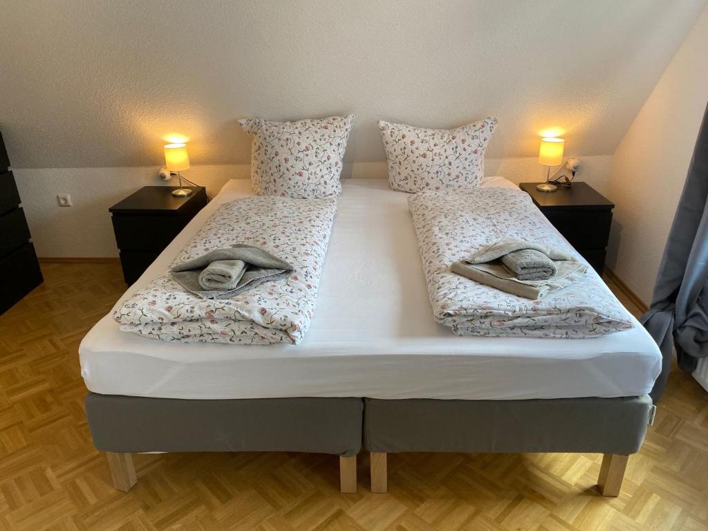 埃姆登Ferienhaus am Seedeich的一间卧室配有两张带毛巾的床