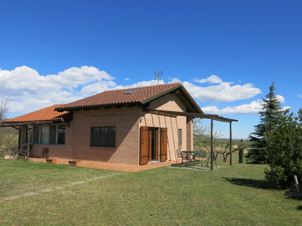 Grazzano BadoglioHoliday Home Le Rose Rosse by Interhome的草场上的一个小砖房