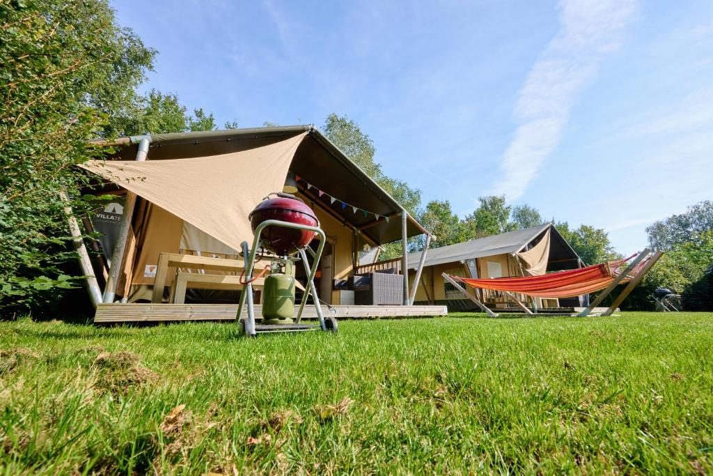 代讷坎普Glamping Twente的草屋,带帐篷和吊床