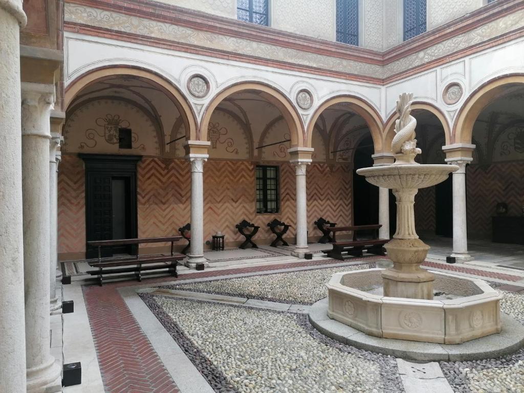 克雷莫纳Foresteria Palazzo Guazzoni Zaccaria的建筑物中央的喷泉