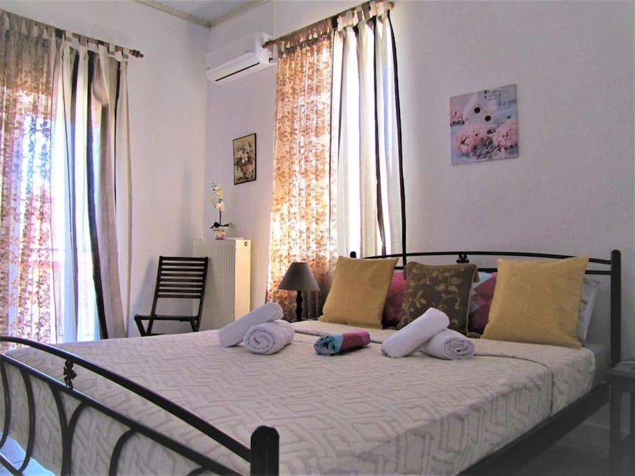 穆兹罗斯Toula's Garden - View Apartment的一间卧室配有一张大床和毛巾