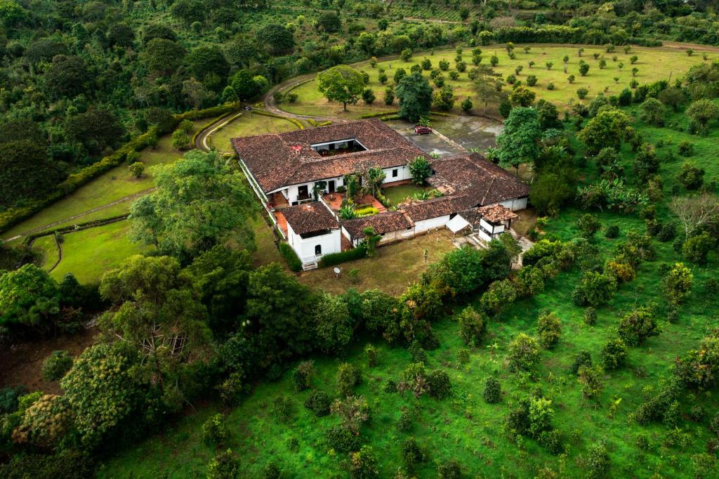 波帕扬Hotel Hacienda Supracafe的田野房屋的空中景观
