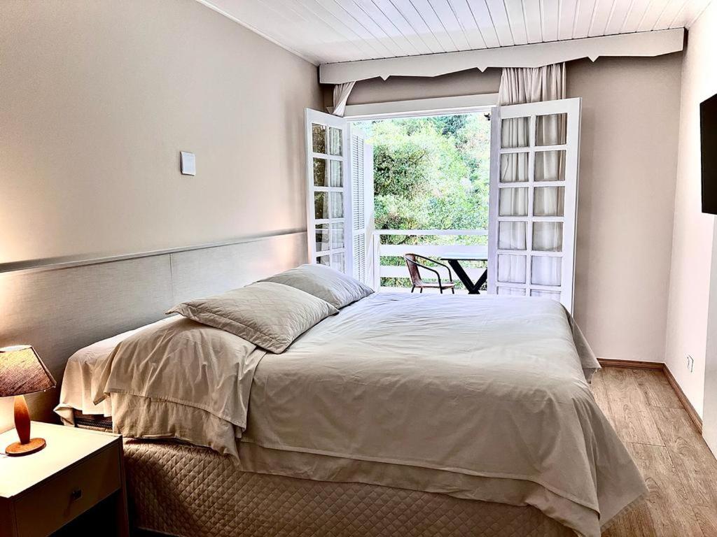 坎波斯杜若尔当摩罗伊莱凡特宾馆的一间卧室设有一张大床和一个窗户。