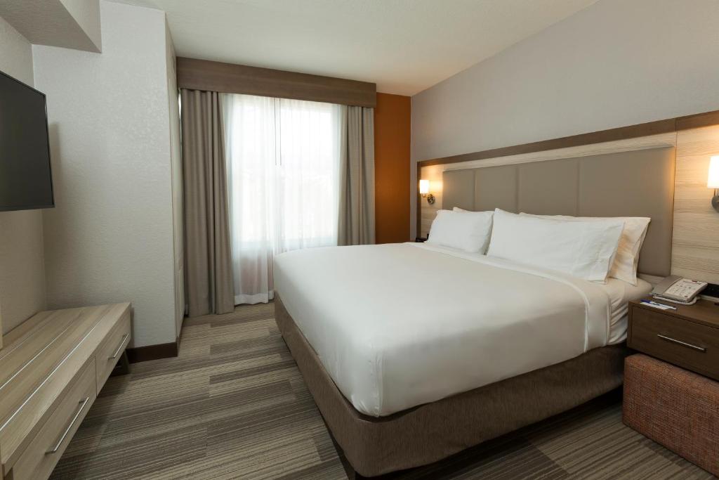 基西米S湖泊布纳维斯塔智选假日酒店的卧室设有一张白色大床和一扇窗户。