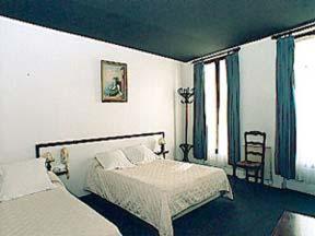 巴黎阿文尼尔酒店的白色的卧室设有床和窗户