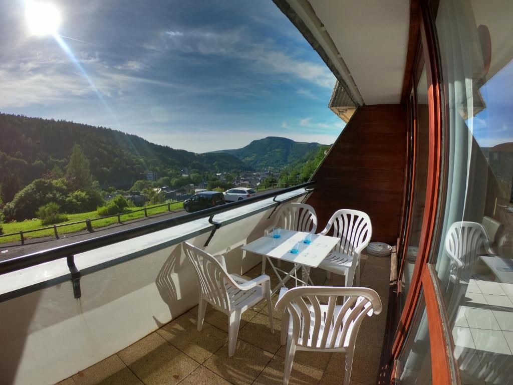 勒蒙多尔Appartement T2 45m² avec terrasse - 4/6 personnes的设有一个配有桌椅并享有美景的阳台。