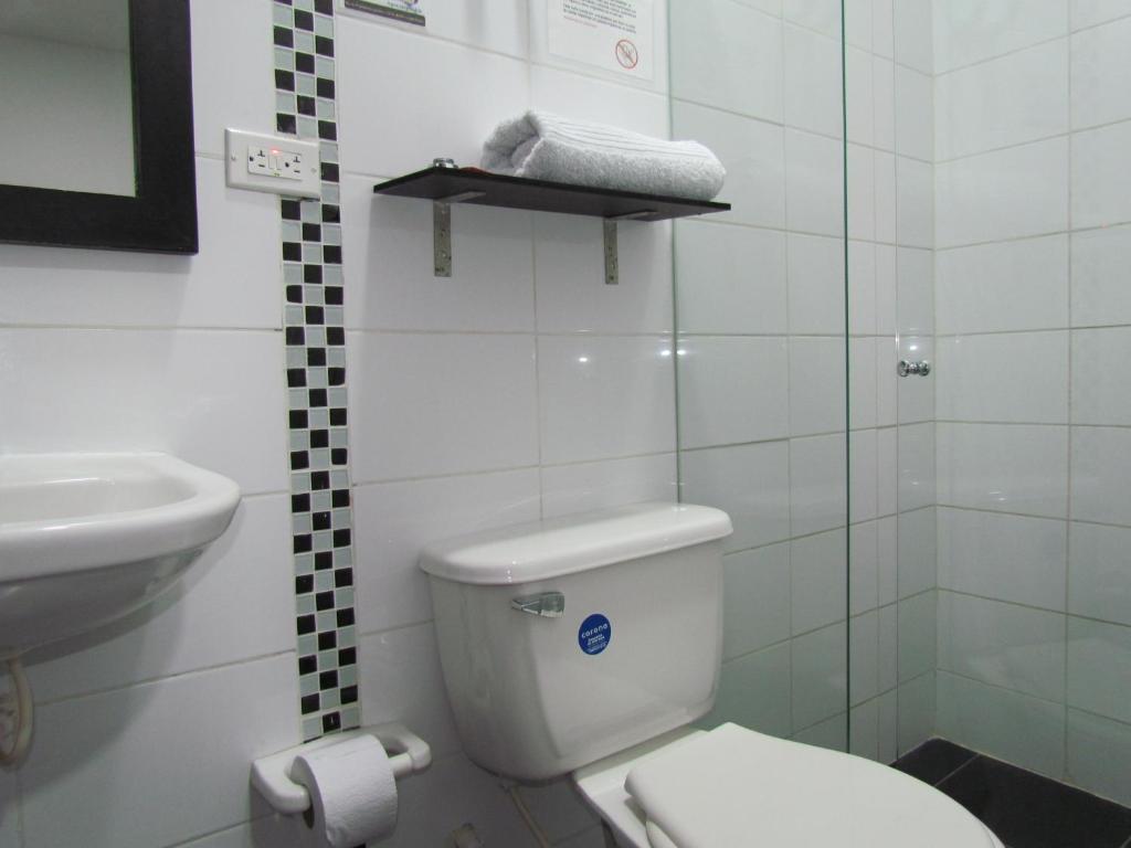 里奥阿查Hotel Diamonds的白色的浴室设有卫生间和水槽。