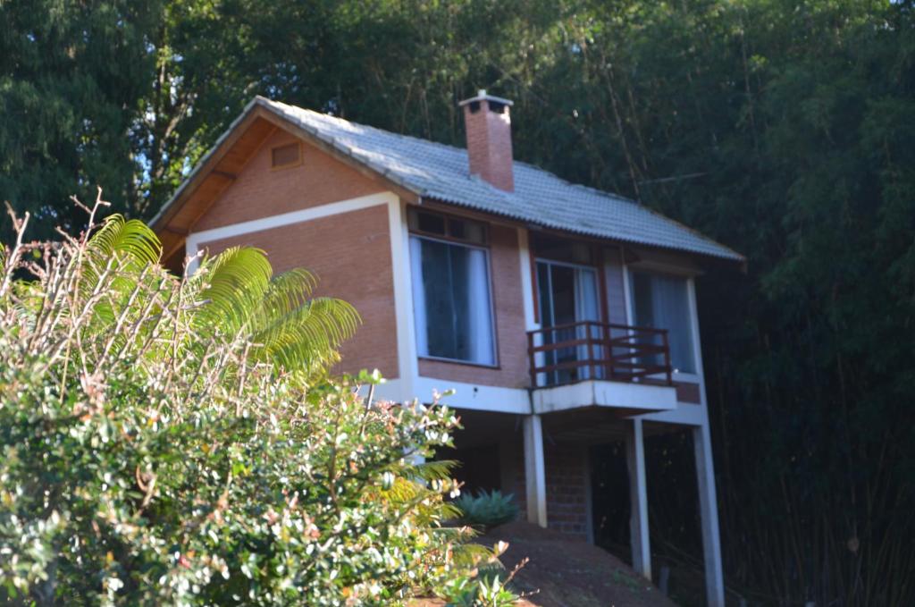 帕赖索波利斯Chalé Recanto do Sol的一个小房子,设有门廊和阳台