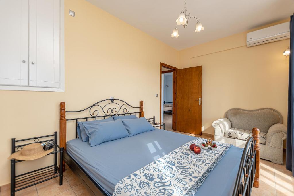 MélanesNick & Debbie's two-storey apartment的一间卧室配有蓝色的床和椅子