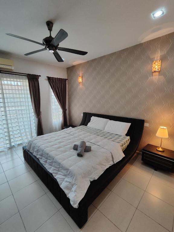 怡保Ipoh Premium Cozy Relax Home的一间卧室配有一张大床和吊扇