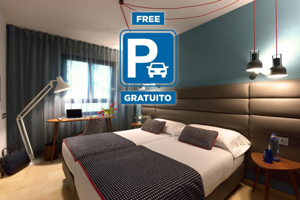 潘普洛纳潘普洛纳广场酒店的酒店客房,设有床铺和免费停车标志