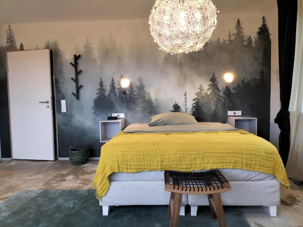 巴特利本采尔Ausblick Maisenbach的卧室配有一张壁挂森林壁画的床