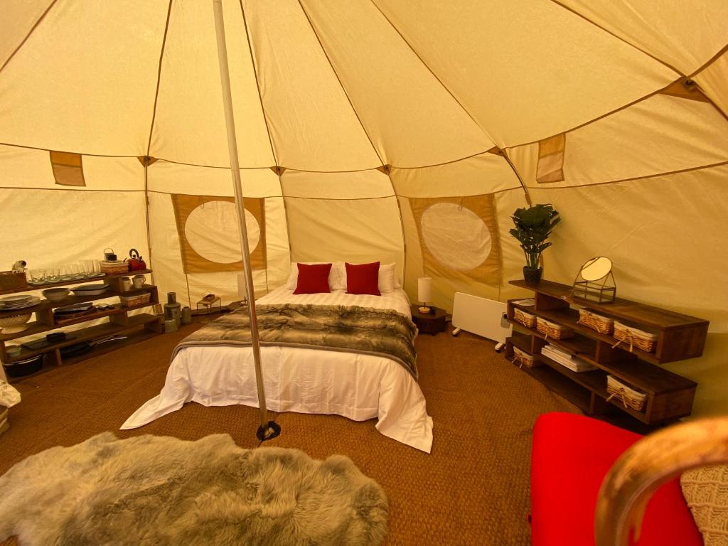 PentraethGlamping Red Wharf Bay的帐篷内一间卧室,配有一张床