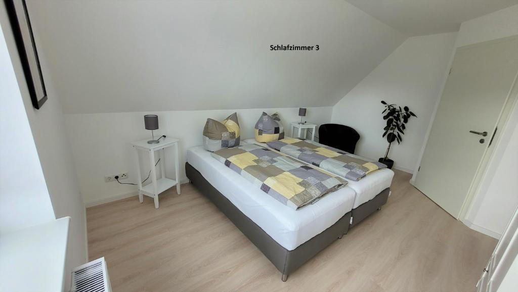 EllerdorfFerienwohnung 2 - "Ferienhaus Seibert"的一间白色客房内配有一张大床的卧室