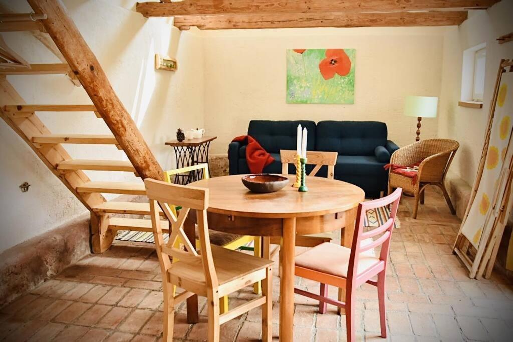 SwiętajnoRaj pod 17的客厅配有桌子和沙发