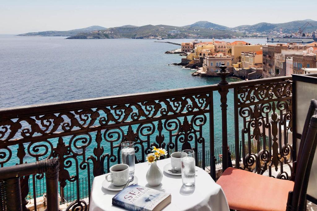 埃尔莫波利斯西瑞尔梅拉斯瑞酒店的水景阳台的桌子和饮料