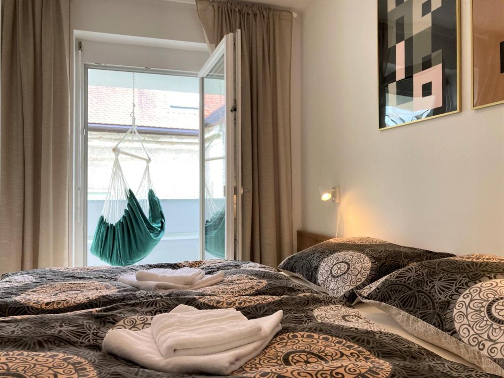 格拉茨Reload by BestChoice - Parking - Self Check-in的一张带毛巾的床和窗户
