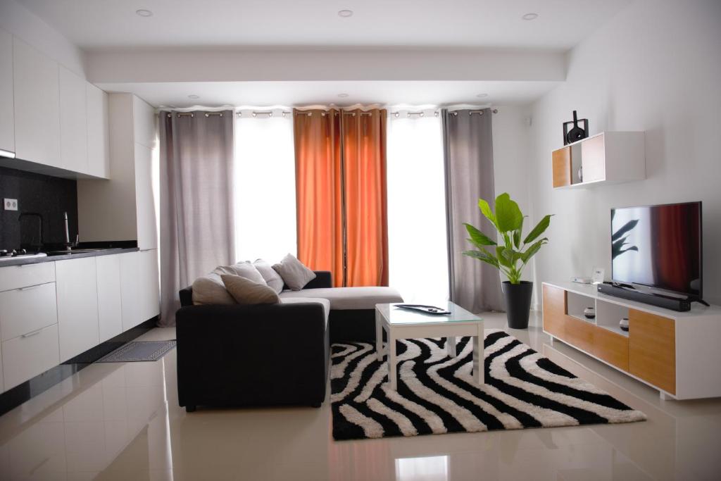 明德卢Duarte Apartments - Morabeza的客厅配有沙发和斑马地毯