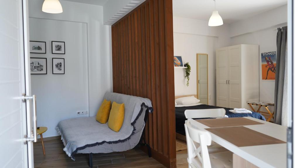 沃尼扎Luxury Studio in Vonitsa的配有床、椅子和桌子的房间