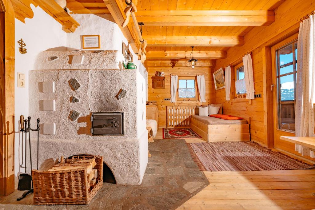 希帕赫Magdalena Hütte的小木屋内带大壁炉的客厅
