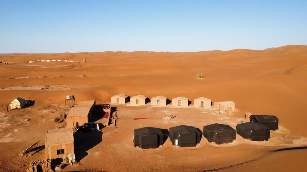 姆哈米德Chigaga Luxury Camp的沙漠中营地的空中景观