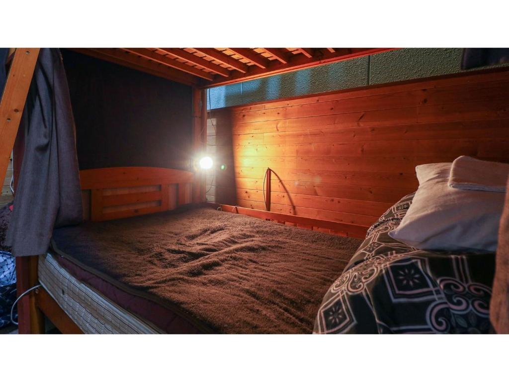 日光Nikko Park Lodge - Vacation STAY 15253v的木制客房内的一间卧室,配有一张床