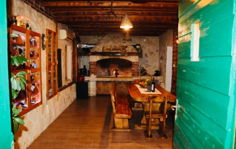 Donji ZemunikIva apartman sa bazenom的厨房配有桌子和砖炉
