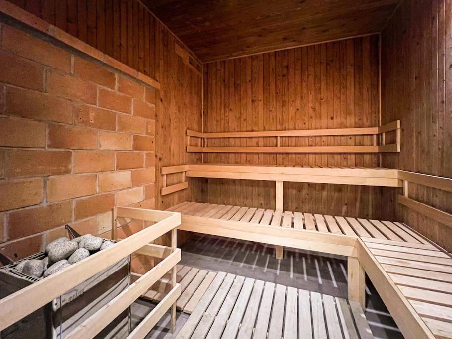 布尔诺Sauna Apartment - Brno(x) Cejl的一间设有木架和砖墙的桑拿浴室