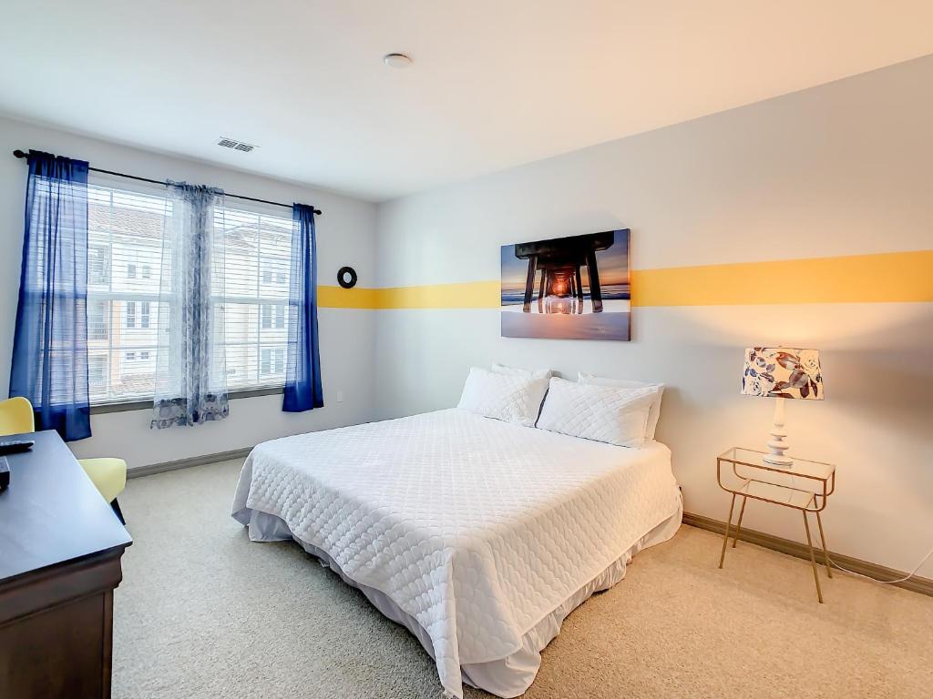 基西米Spacious Apartment Near Disney的卧室配有一张床、一张书桌和窗户。