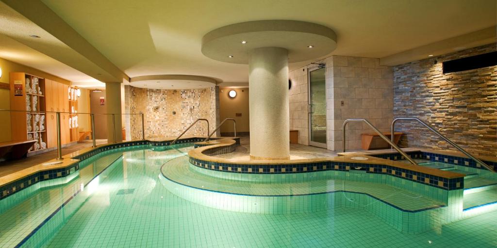 班夫班夫驯鹿住宿温泉酒店的游泳池,位于酒店带游泳池的房间内