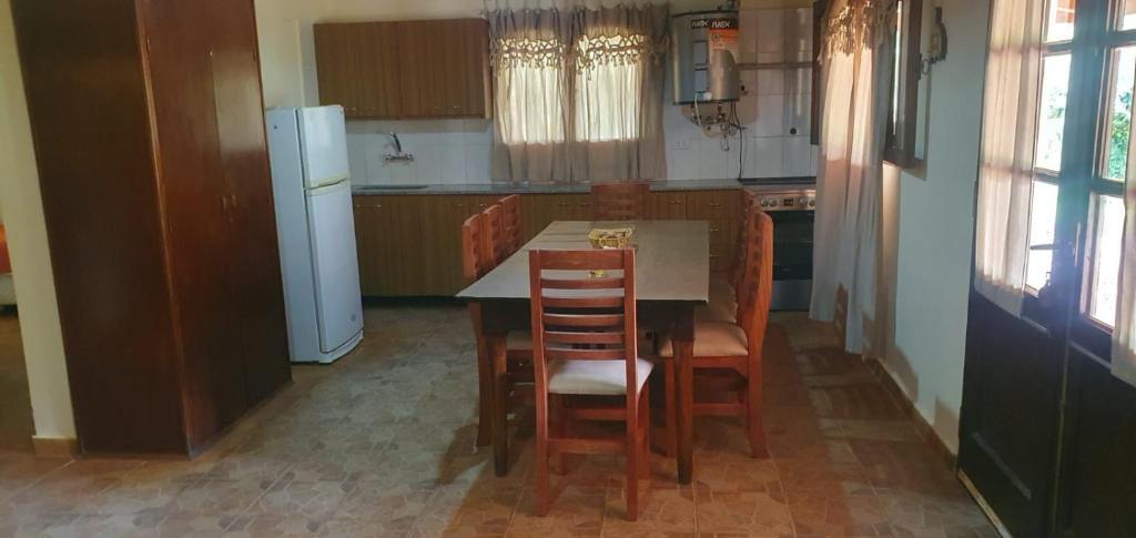 圣奥古斯汀镇La Soñada de La Majadita的厨房配有桌椅和冰箱。