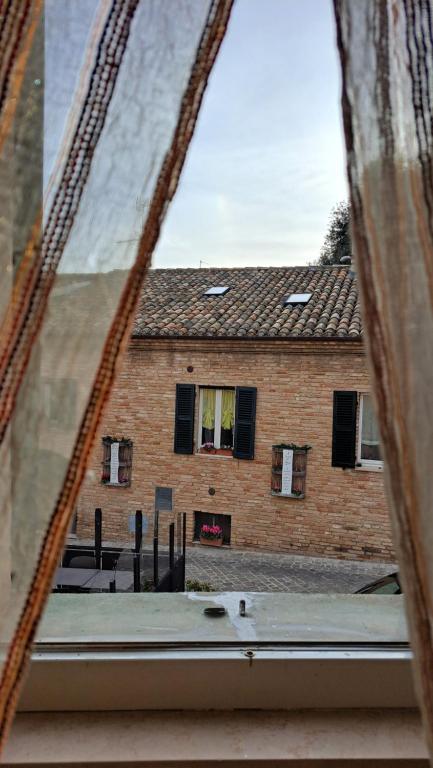 雷卡纳蒂La Casetta di Zia Palmina的从窗口可欣赏到砖砌建筑的景色